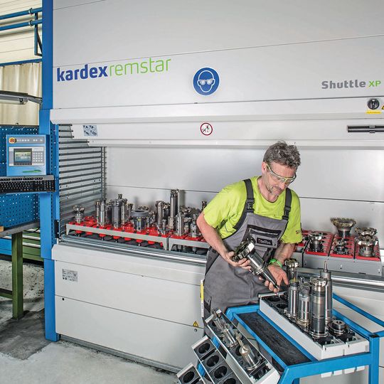 Dank des Lagerlifts Shuttle XP 500 konnte die Lagerfläche stark verkleinert werden. Dank des Lagerlifts Shuttle XP 500 konnte die Lagerfläche stark verkleinert werden.
