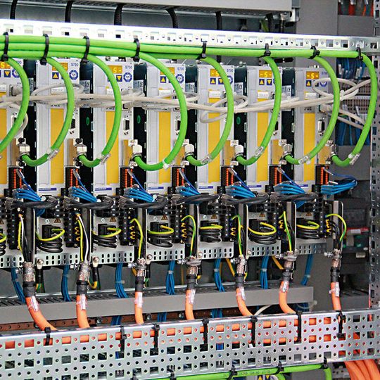 Damit sich die Elektronik auch bei hohen Umgebungstemperaturen wohlfühlt, halten energieeffiziente Kühlgeräte die Temperatur im Schaltschrank auf genau 35 °C. Damit sich die Elektronik auch bei hohen Umgebungstemperaturen wohlfühlt, halten energieeffiziente Kühlgeräte die Temperatur im Schaltschrank auf genau 35 °C.