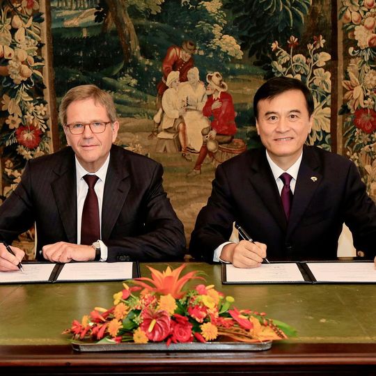 Prof. Dr. Jochem Heizmann, Mitglied des Vorstands der Volkswagen Aktiengesellschaft sowie Präsident und CEO der Volkswagen Group China, und An Jin, Vorstandsvorsitzender der Anhui Jianghuai Automobile Co., Ltd., unterzeichnen in Wolfsburg die gemeinsame Absichtserklärung zur Begründung einer langfristigen Partnerschaft im Bereich Elektromobilität. Prof. Dr. Jochem Heizmann, Mitglied des Vorstands der Volkswagen Aktiengesellschaft sowie Präsident und CEO der Volkswagen Group China, und An Jin, Vorstandsvorsitzender der Anhui Jianghuai Automobile Co., Ltd., unterzeichnen in Wolfsburg die gemeinsame Absichtserklärung zur Begründung einer langfristigen Partnerschaft im Bereich Elektromobilität.