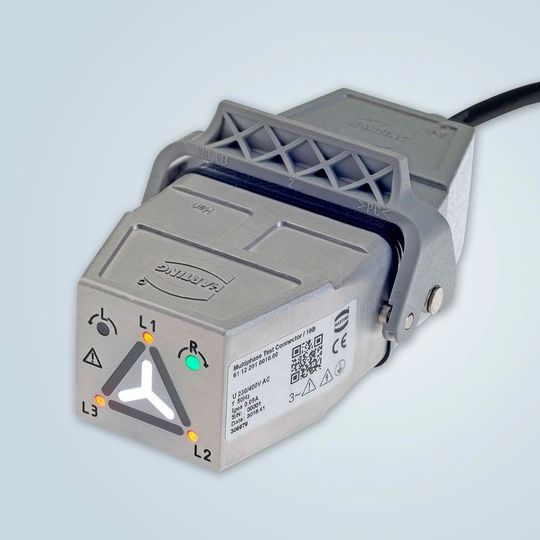 Der Mehrphasenprüfstecker ermöglicht es, bei Leitungen zu Drehstrommotoren die Drehrichtung (im Bild: nach rechts) und die Verschaltung (im Bild: Sternschaltung) anzuzeigen. Der Mehrphasenprüfstecker ermöglicht es, bei Leitungen zu Drehstrommotoren die Drehrichtung (im Bild: nach rechts) und die Verschaltung (im Bild: Sternschaltung) anzuzeigen.