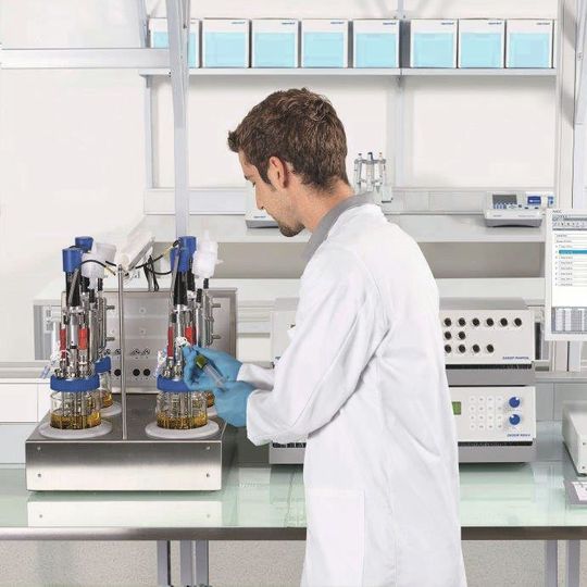Abb. 1: Paralleles Bioreaktorsystem für flexible Scale-down-Untersuchungen. Abb. 1: Paralleles Bioreaktorsystem für flexible Scale-down-Untersuchungen.