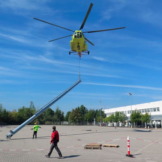 Der Schwerlasthubschrauber hat nur wenige Minuten Zeit, um den Kamin auf das Dach des Logistikzentrums zu hieven. Der Schwerlasthubschrauber hat nur wenige Minuten Zeit, um den Kamin auf das Dach des Logistikzentrums zu hieven.