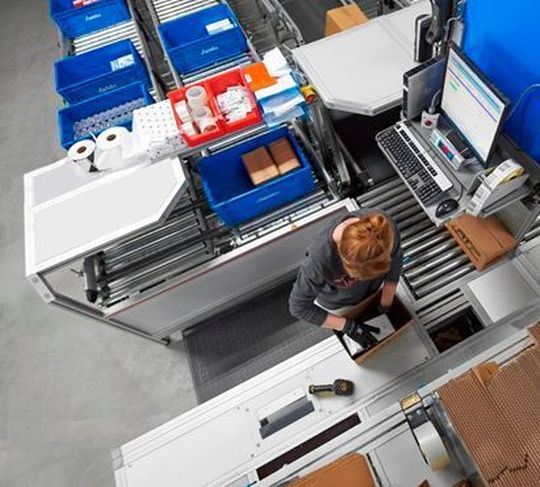 Kleinteile werden bei ATP an flexiblen, multifunktionellen Pick-und-Pack-Arbeitsplätzen direkt in den Versandkarton kommissioniert. Kleinteile werden bei ATP an flexiblen, multifunktionellen Pick-und-Pack-Arbeitsplätzen direkt in den Versandkarton kommissioniert.
