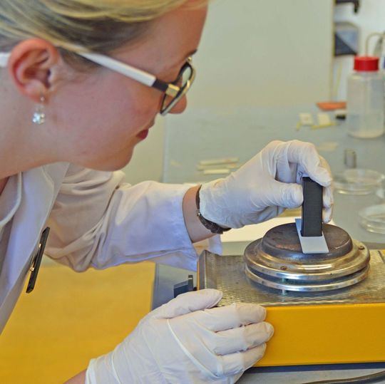 Durch Erwärmen lässt sich ein Streifen Aluminium, dessen Oberfläche zuvor mit einem elektrochemischen Ätzverfahren bearbeitet wurde, untrennbar mit einem Thermoplast verbinden. Durch Erwärmen lässt sich ein Streifen Aluminium, dessen Oberfläche zuvor mit einem elektrochemischen Ätzverfahren bearbeitet wurde, untrennbar mit einem Thermoplast verbinden.