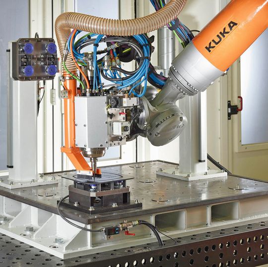 Die Prozesse für die Bearbeitung von Leichtbaumaterialien können durch roboterbasierte Lösungen wirtschaftlicher gestaltet werden. Die Prozesse für die Bearbeitung von Leichtbaumaterialien können durch roboterbasierte Lösungen wirtschaftlicher gestaltet werden.