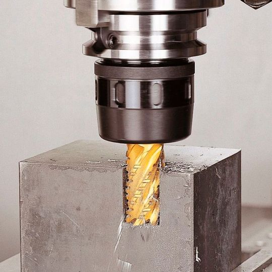 Dank speziellem Schlitzdesign bringt das HMC12J eine höhere Spannkraft auf, als alle vergleichbaren Spannfutter in seiner Klasse. Dank speziellem Schlitzdesign bringt das HMC12J eine höhere Spannkraft auf, als alle vergleichbaren Spannfutter in seiner Klasse.