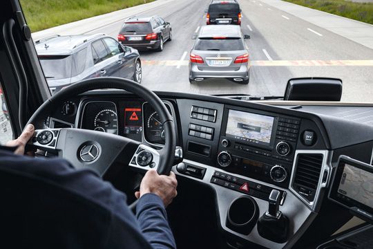 Der ABA 3 von Daimler (Active Brake Assist) kann den Aufprall auf stehende Fahrzeuge unter Idealbedingungen komplett vermeiden. Der ABA 3 von Daimler (Active Brake Assist) kann den Aufprall auf stehende Fahrzeuge unter Idealbedingungen komplett vermeiden.