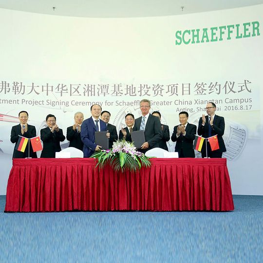 Günther Werner, COO Schaeffler Greater China (1. von rechts) und Sun Yinsheng, Parteisekretär der Wirtschafts- und Technologieentwicklungszone Xiangtan der Provinz Hunan (1. von links) bei der Unterzeichnung der Vereinbarung. Günther Werner, COO Schaeffler Greater China (1. von rechts) und Sun Yinsheng, Parteisekretär der Wirtschafts- und Technologieentwicklungszone Xiangtan der Provinz Hunan (1. von links) bei der Unterzeichnung der Vereinbarung.