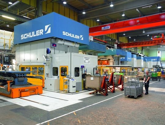 Presswerk bei der BSH (Bosch und Siemens Hausgeräte GmbH in Traunreut; im Vordergrund steht eine der 800-t-Plattformpresse von Schuler, die 2007 in Betrieb ging. Bild: Schuler Presswerk bei der BSH (Bosch und Siemens Hausgeräte GmbH in Traunreut; im Vordergrund steht eine der 800-t-Plattformpresse von Schuler, die 2007 in Betrieb ging. Bild: Schuler