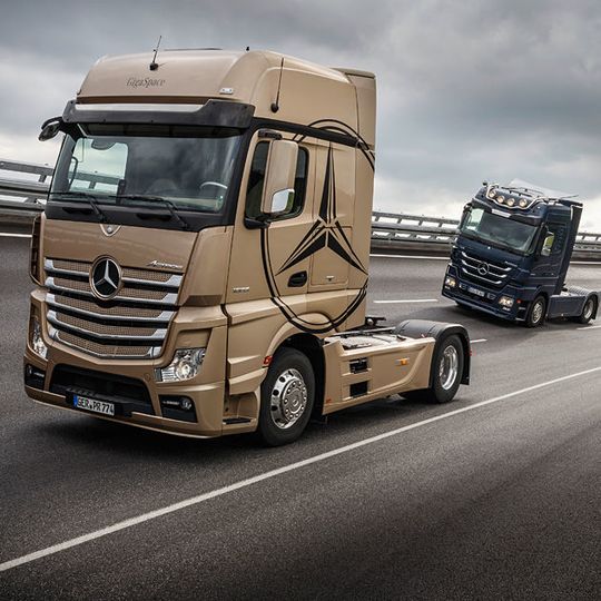 Die vierte Generation des Mercedes-Benz Actros feiert auf der IAA Premiere. Jetzt kommt mit Mercedes-Benz Uptime ein Echtzeit-Serviceprodukt hinzu, das durch Konnektivität die Zuverlässigkeit der Lkw im Flotteneinsatz erhöhen soll. Die vierte Generation des Mercedes-Benz Actros feiert auf der IAA Premiere. Jetzt kommt mit Mercedes-Benz Uptime ein Echtzeit-Serviceprodukt hinzu, das durch Konnektivität die Zuverlässigkeit der Lkw im Flotteneinsatz erhöhen soll.
