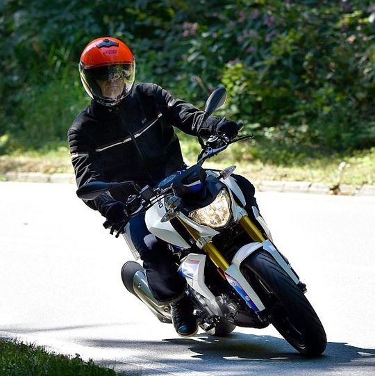 Fährt sich wie eine Große: die BMW G 310 R. Fährt sich wie eine Große: die BMW G 310 R.