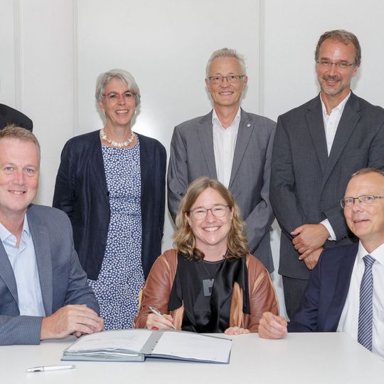 Beim Abschluss der neuen Forschungskooperation: Hintere Reihe von links: Dr. Isolde Häuser-Hahn und Dr. habil Guenter Welz von Bayer, Prof. Ulrich Schurr, Forschungszentrum Jülich. Vordere Reihe von links: Dr. Adrian Percy, Bayer, Prof. Michelle Watt und Prof. Harald Bolt, Forschungszentrum Jülich. Beim Abschluss der neuen Forschungskooperation: Hintere Reihe von links: Dr. Isolde Häuser-Hahn und Dr. habil Guenter Welz von Bayer, Prof. Ulrich Schurr, Forschungszentrum Jülich. Vordere Reihe von links: Dr. Adrian Percy, Bayer, Prof. Michelle Watt und Prof. Harald Bolt, Forschungszentrum Jülich.