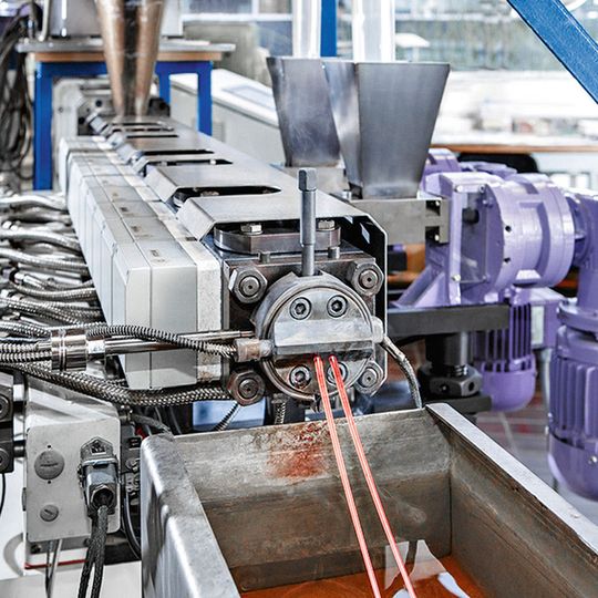 Neue Messtechniken des Fraunhofer-LBF geben einen Einblick, welche Mechanismen beim Anschmelzen und dem damit verbundenen Energieeintrag in die Schmelzzone von Doppelschneckenextrudern wirken. Neue Messtechniken des Fraunhofer-LBF geben einen Einblick, welche Mechanismen beim Anschmelzen und dem damit verbundenen Energieeintrag in die Schmelzzone von Doppelschneckenextrudern wirken.