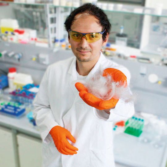 Zwei neue Abteilungen am Fraunhofer-Institut für Angewandte Polymerforschung IAP: Hier dienen Federn Dr. Rosencrantz als Rohstoff für neue Materialien auf Keratinbasis. Zwei neue Abteilungen am Fraunhofer-Institut für Angewandte Polymerforschung IAP: Hier dienen Federn Dr. Rosencrantz als Rohstoff für neue Materialien auf Keratinbasis.