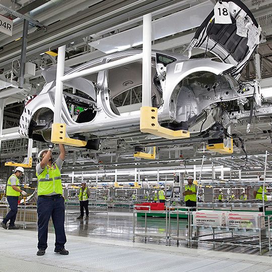 Die Milliardeninvestitionen von Autoherstellern aus aller Welt beleben auch die Werkzeugmaschinen-nachfrage in Mexiko. Die Milliardeninvestitionen von Autoherstellern aus aller Welt beleben auch die Werkzeugmaschinen-nachfrage in Mexiko.