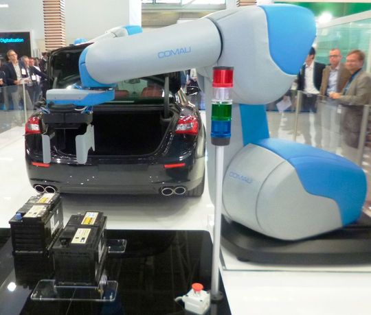 Deux robots Aura au travail sur le stand de Comau à Automatica 2016. Deux robots Aura au travail sur le stand de Comau à Automatica 2016.
