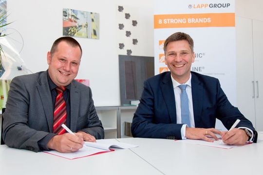 Organische PV-Module: Georg Stawowy (re.), Lapp, und Dr. Ralph Pätzold, Belectric OPV, unterzeichneten am Produktionsstandort von Belectric OPV in Kitzingen einen Vertrag zur Zusammenarbeit.