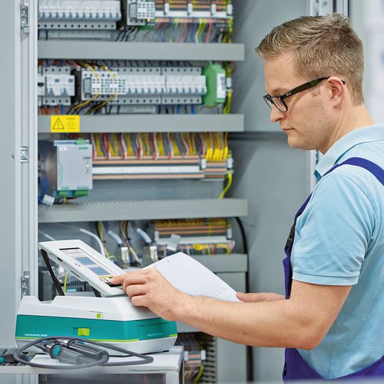 Beim Drucker Thermomark Prime können die Daten über das intuitiv bedienbare 7-Zoll-Touch-Display eingegeben werden. Beim Drucker Thermomark Prime können die Daten über das intuitiv bedienbare 7-Zoll-Touch-Display eingegeben werden.