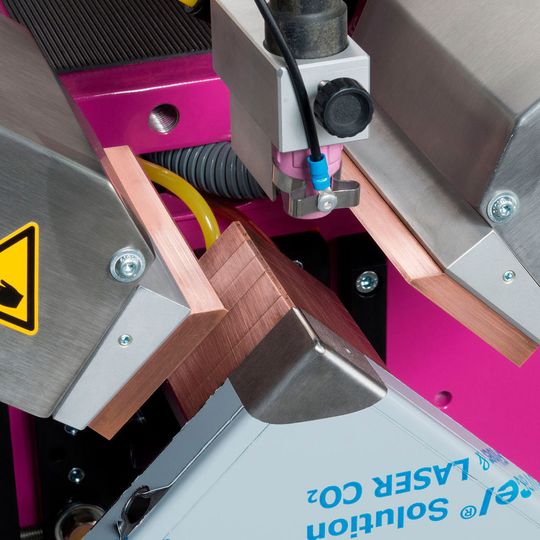 Die Cornerweld Nimble Safe mit offenem Spannholm. Die Cornerweld Nimble Safe mit offenem Spannholm.
