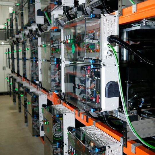 1.000 Alt-Batterien von E-Smarts werden zu einem Speicher gebündelt. 1.000 Alt-Batterien von E-Smarts werden zu einem Speicher gebündelt.