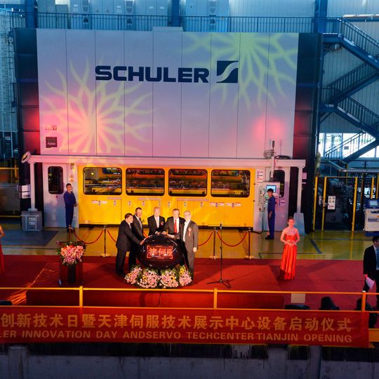 Mit dem Servo-Tech-Center Tianjin hat Schuler sein erstes Technikzentrum für Umformtechnikanlagen in China eröffnet. Mit dem Servo-Tech-Center Tianjin hat Schuler sein erstes Technikzentrum für Umformtechnikanlagen in China eröffnet.