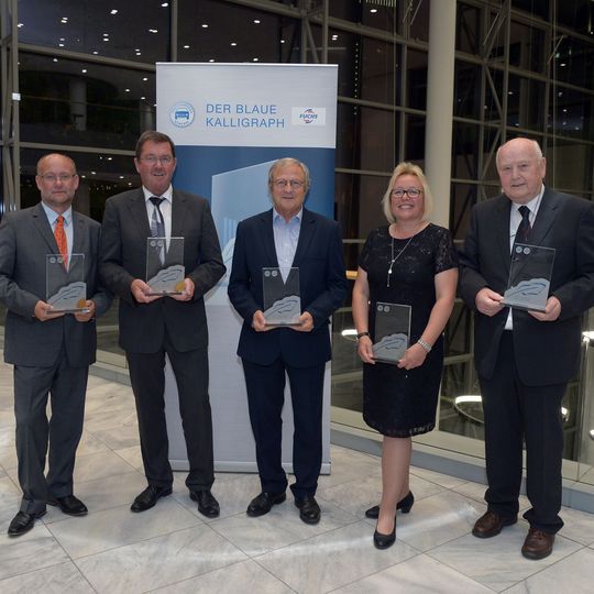 Die Gewinner des Blauen Kalligraphen 2016 (v.l.n.r.): Andreas Jokisch, Winfried Preuss und Hans Medele sowie die Sonderpreisträger Svenja Fricke und Helmut Kimmina.