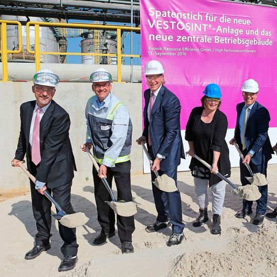 Spatenstich für die neue Evonik-Polyamid-12-Pulver-Anlage (von links): Dr. Matthias Kottenhahn, Leiter des Geschäftsgebiets High Performance Polymers, Dr. Udo Jegelka, Leiter Operations Management, Dr. Ralf Sven Kaufmann, Mitglied des Vorstandes, Sylvia Monsheimer, Vertreterin des Sprecherausschusses, Dr. Claus Rettig, Vorsitzender von Geschäftsführung der Evonik Resource Efficiency Spatenstich für die neue Evonik-Polyamid-12-Pulver-Anlage (von links): Dr. Matthias Kottenhahn, Leiter des Geschäftsgebiets High Performance Polymers, Dr. Udo Jegelka, Leiter Operations Management, Dr. Ralf Sven Kaufmann, Mitglied des Vorstandes, Sylvia Monsheimer, Vertreterin des Sprecherausschusses, Dr. Claus Rettig, Vorsitzender von Geschäftsführung der Evonik Resource Efficiency