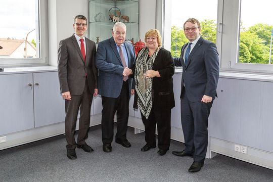 Dr. Jochen Kress, Mapal senior management; Dr. Dieter Kress, President of Mapal; Claudia Haimer, managing partner of Haimer; Andreas Haimer, managing director of Haimer (l-r). Dr. Jochen Kress, Mapal senior management; Dr. Dieter Kress, President of Mapal; Claudia Haimer, managing partner of Haimer; Andreas Haimer, managing director of Haimer (l-r).