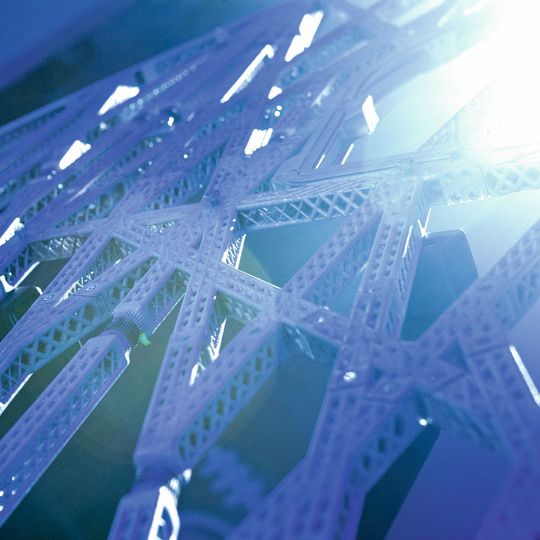 Zusammen mit Autodesk entwickelte Airbus eine Kabinentrennwand und druckte sie mittels additiver Fertigung: Sie ist dank Hilfe durch die Software leichter und stabiler als jedes Design eines Menschen. Zusammen mit Autodesk entwickelte Airbus eine Kabinentrennwand und druckte sie mittels additiver Fertigung: Sie ist dank Hilfe durch die Software leichter und stabiler als jedes Design eines Menschen.