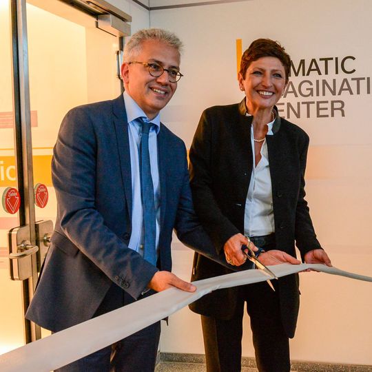 Barbara Wladarz, Geschäftsführerin von Dematic Deutschland, und Tarek al Wazir, Wirtschaftsminister des Bundeslands Hessen, bei der offiziellen Eröffnung des Imagination Center. Barbara Wladarz, Geschäftsführerin von Dematic Deutschland, und Tarek al Wazir, Wirtschaftsminister des Bundeslands Hessen, bei der offiziellen Eröffnung des Imagination Center.