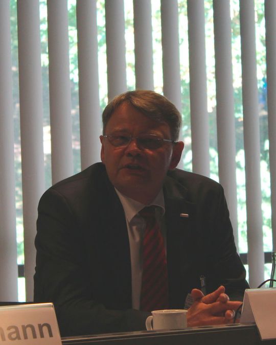 „Für eine erfolgreiche Umsetzung von Industrie 4.0 fehlt es in Deutschland an geeigneten Management-Strukturen, angepassten Geschäftsprozessen sowie Fachkompetenzen in den Betrieben“ - Claas-Jürgen Klasen