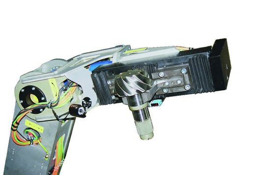 Regalbedienroboter mit Antriebskegelrad im Greifer: Jeder der beiden eingesetzten Roboter hat eine eigene Sinumerik-840D-Steuerung, die mitfährt und über eine Stromschiene mit elektrischer Leistung versorgt wird. Bild: Siemens A&D Regalbedienroboter mit Antriebskegelrad im Greifer: Jeder der beiden eingesetzten Roboter hat eine eigene Sinumerik-840D-Steuerung, die mitfährt und über eine Stromschiene mit elektrischer Leistung versorgt wird. Bild: Siemens A&D