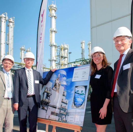 Eröffnungszeremonie im Werk Antwerpen (von links): Bart De Wever, Bürgermeister von Antwerpen, Frank Daman, General Manager Evonik Antwerp, Gaëlle Husser, Product Manager Aquavi Met-Met, Evonik Nutrition & Care, Reiner Beste, Chairman of the Board of Management, Evonik Nutrition & Care. Eröffnungszeremonie im Werk Antwerpen (von links): Bart De Wever, Bürgermeister von Antwerpen, Frank Daman, General Manager Evonik Antwerp, Gaëlle Husser, Product Manager Aquavi Met-Met, Evonik Nutrition & Care, Reiner Beste, Chairman of the Board of Management, Evonik Nutrition & Care.