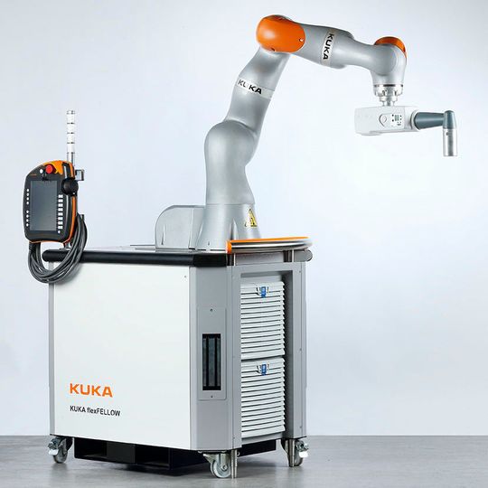 Mit dem Kuka Flex Fellow lassen sich ergonomisch ungünstige, manuelle Tätigkeiten wirtschaftlich automatisieren. Die ortsflexible Robotereinheit ist skalierbar und je nach Bedarf flexibel einsetzbar, ohne die bestehende Anlage zu verändern. Um manuelle Schraubprozesse schnell und einfach zu automatisieren, bietet Kuka passende, MRK-fähige Schrauber. Im Bild: Flex Fellow mit Schrauber der A/B-Klasse (für höhere Sicherheitsanforderungen). Mit dem Kuka Flex Fellow lassen sich ergonomisch ungünstige, manuelle Tätigkeiten wirtschaftlich automatisieren. Die ortsflexible Robotereinheit ist skalierbar und je nach Bedarf flexibel einsetzbar, ohne die bestehende Anlage zu verändern. Um manuelle Schraubprozesse schnell und einfach zu automatisieren, bietet Kuka passende, MRK-fähige Schrauber. Im Bild: Flex Fellow mit Schrauber der A/B-Klasse (für höhere Sicherheitsanforderungen).