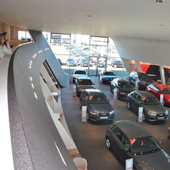 Die Motor-Nützel-Gruppe hat in Hof gleich ein ganzes Automobilzentrum für verschiedene Marken eröffnet. Die Motor-Nützel-Gruppe hat in Hof gleich ein ganzes Automobilzentrum für verschiedene Marken eröffnet.
