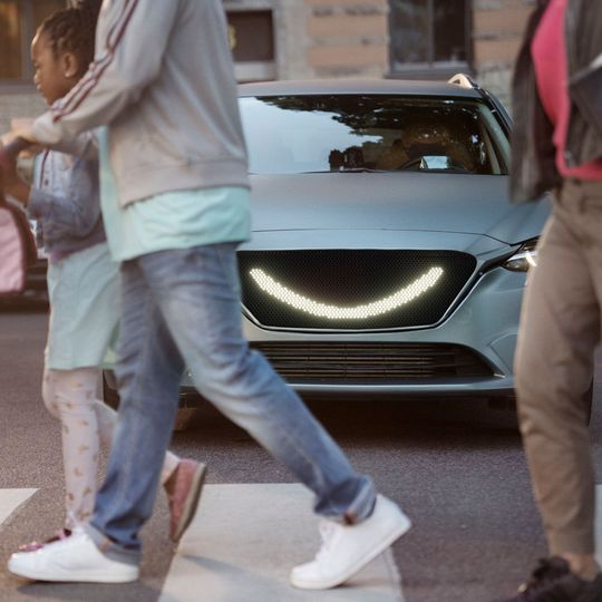Mit dem lächelnden Auto soll die Kommnunikation zwischen Umgebung und autonomem Fahrzeug künftig leichter werden. Mit dem lächelnden Auto soll die Kommnunikation zwischen Umgebung und autonomem Fahrzeug künftig leichter werden.