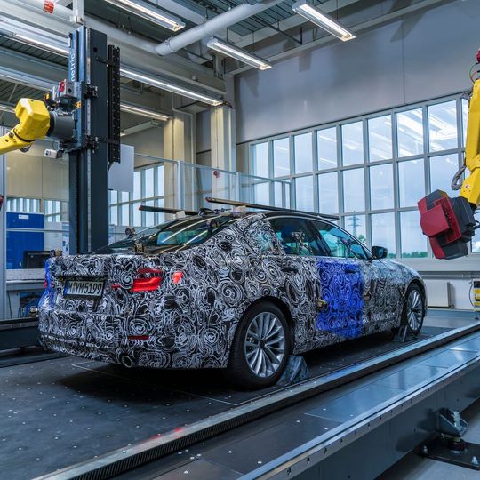 Die im Bild noch getarnte neuer 5er-Limousine wird BMW nicht nur in Dingolfing sondern auch bei Magna in Graz fertigen. Die im Bild noch getarnte neuer 5er-Limousine wird BMW nicht nur in Dingolfing sondern auch bei Magna in Graz fertigen.