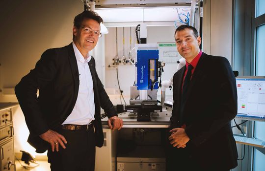 Prof. Frank Mücklich (links) und Prof. Andrés F. Lasagni (rechts) vor einer am Fraunhofer IWS entwickelten DLIP µFAB-Anlage Prof. Frank Mücklich (links) und Prof. Andrés F. Lasagni (rechts) vor einer am Fraunhofer IWS entwickelten DLIP µFAB-Anlage