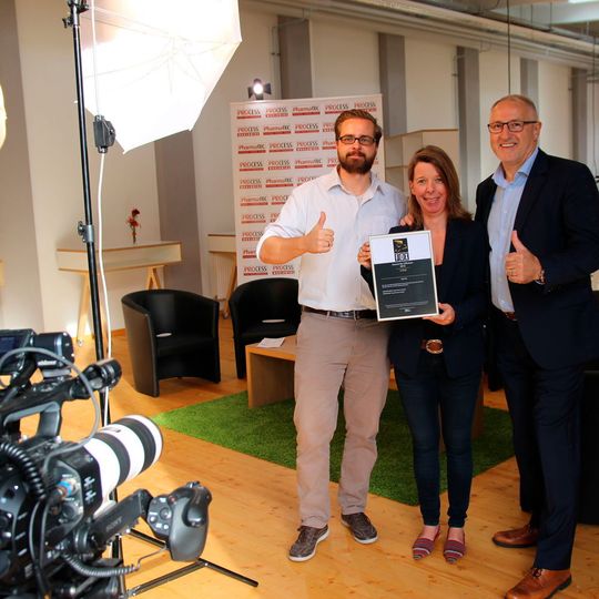 PROCESS-Redakteur Wolfgang Ernhofer freut sich mit Producerin Anna Stelzenmüller und PROCESS-Publisher Gerd Kielburger (v.l.) über den Fox Award in Gold. PROCESS-Redakteur Wolfgang Ernhofer freut sich mit Producerin Anna Stelzenmüller und PROCESS-Publisher Gerd Kielburger (v.l.) über den Fox Award in Gold.