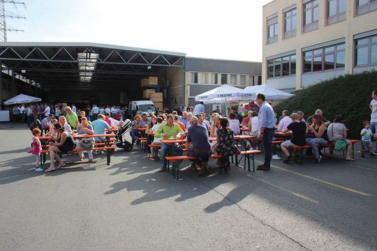 Die Mitarbeiter und ihre Familien standen im Mittelpunkt der 120-Jahrfeier bei META-Regalbau in nordrhein-westfälischen Arnsberg. Die Mitarbeiter und ihre Familien standen im Mittelpunkt der 120-Jahrfeier bei META-Regalbau in nordrhein-westfälischen Arnsberg.