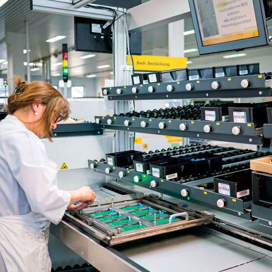 Employees at the new pick-to-light workplaces work more ergonomically and with greater concentration Employees at the new pick-to-light workplaces work more ergonomically and with greater concentration