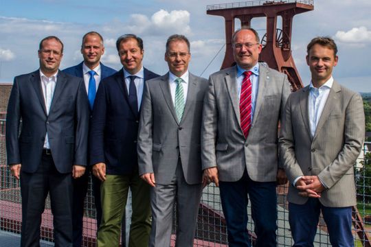 NRW-Servicetag 2016: (v.li.) Samuel Schlotz (PS Service Systeme), Christoph Herpel (Targobank Autoban) Marcus Büttner, Klemens Hellenbrand und Michael Ollesch (alle drei Kfz-Gewerbe NRW) sowie Roy de Lange (RLE International). NRW-Servicetag 2016: (v.li.) Samuel Schlotz (PS Service Systeme), Christoph Herpel (Targobank Autoban) Marcus Büttner, Klemens Hellenbrand und Michael Ollesch (alle drei Kfz-Gewerbe NRW) sowie Roy de Lange (RLE International).