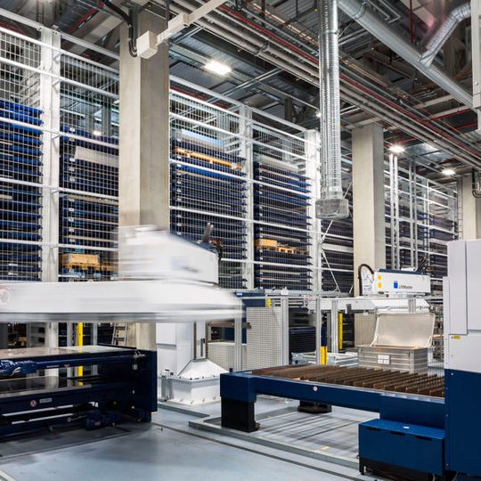 Aesculap hat in ein automatisches Blechlager mit modifiziertem Lagerverwaltungssystem investiert. Aesculap hat in ein automatisches Blechlager mit modifiziertem Lagerverwaltungssystem investiert.