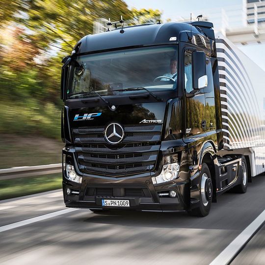 Der teilautonom fahrende Prototyp des Fernverkehrs-Lkw Actros hat eine elektro-hydraulische Servolenkung. Der teilautonom fahrende Prototyp des Fernverkehrs-Lkw Actros hat eine elektro-hydraulische Servolenkung.