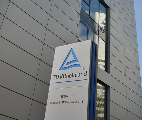 Autofahrer sind aufgeschlossen gegenüber Telematik-Diensten ergab eine Studie des TÜV-Rheinland. Autofahrer sind aufgeschlossen gegenüber Telematik-Diensten ergab eine Studie des TÜV-Rheinland.