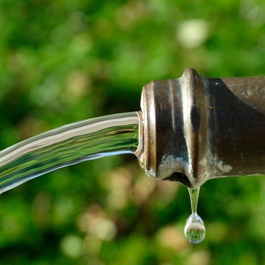 Lithium kommt in geringen Mengen natürlich im Trinkwasser vor. Dies hat einen positiven Einfluss auf die Suizidrate, wie Studien belegen. Lithium kommt in geringen Mengen natürlich im Trinkwasser vor. Dies hat einen positiven Einfluss auf die Suizidrate, wie Studien belegen.