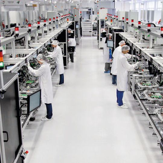 Elektronikfertigung im Sauberraum bei Zollner Elektronik in Zandt Elektronikfertigung im Sauberraum bei Zollner Elektronik in Zandt