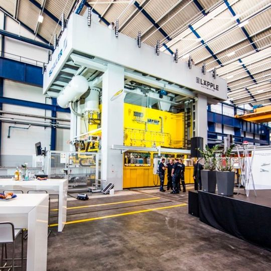 Die neue Transferpresse bei Läpple Automotive schafft bei einer Presskraft von bis zu 2500 t maximal 30 Hub pro Minute. Die neue Transferpresse bei Läpple Automotive schafft bei einer Presskraft von bis zu 2500 t maximal 30 Hub pro Minute.