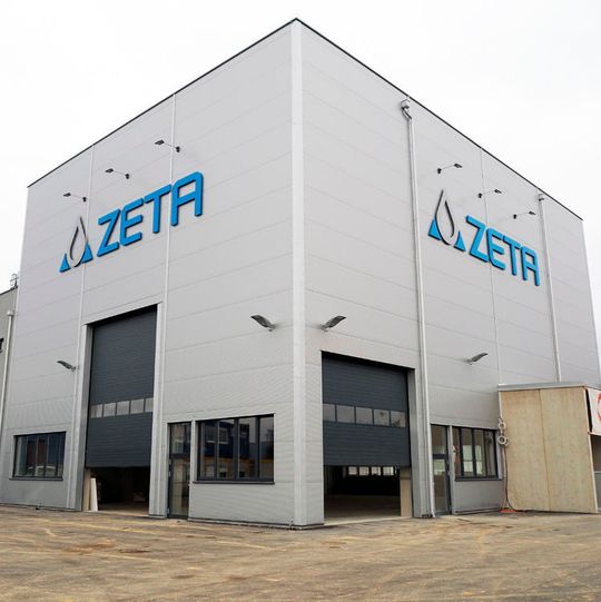 Die neue Produktionshalle ermöglicht den Bau mehrgeschoßiger Anlagen und verbreitert somit das Produktportfolio von Zeta. Die neue Produktionshalle ermöglicht den Bau mehrgeschoßiger Anlagen und verbreitert somit das Produktportfolio von Zeta.