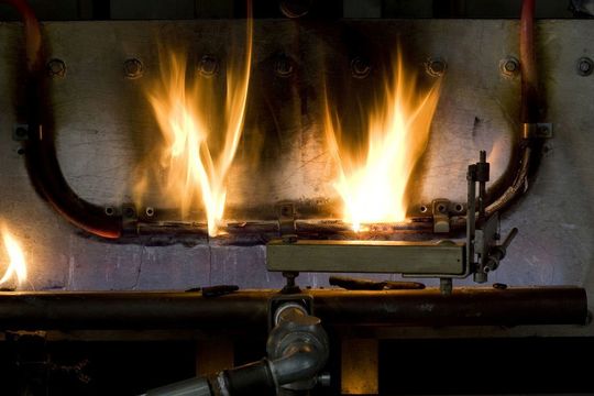 Das Brandverhalten von Kabeln wird anhand von Kriterien wie der Flammenausbreitung und Wärmefreisetzung (sogenannter „Heat Release“), einer Rauchgasanalyse und der optischen Rauchentwicklung („Density“) ermittelt. Das Brandverhalten von Kabeln wird anhand von Kriterien wie der Flammenausbreitung und Wärmefreisetzung (sogenannter „Heat Release“), einer Rauchgasanalyse und der optischen Rauchentwicklung („Density“) ermittelt.